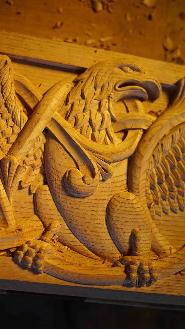 Grand bas-relief en châtaigner, en cours de réalisation.