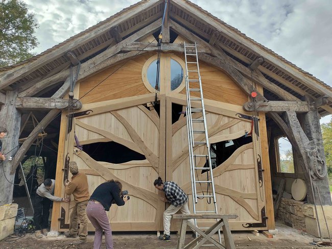 Fabrication de la porte et des volets de la façade de l’atelier de Copeaux Cabana.
Projet polymorphe, entre menuiserie et sculpture.